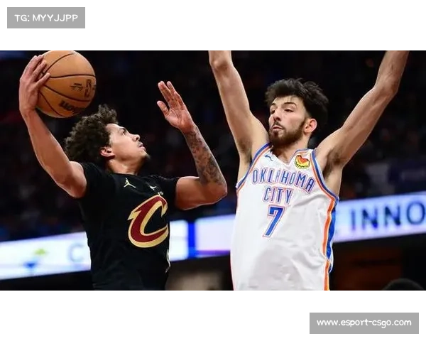 雷霆vs独行侠第三节：切特·霍姆格伦命中个人第5记三分，中锋外线火力成常态